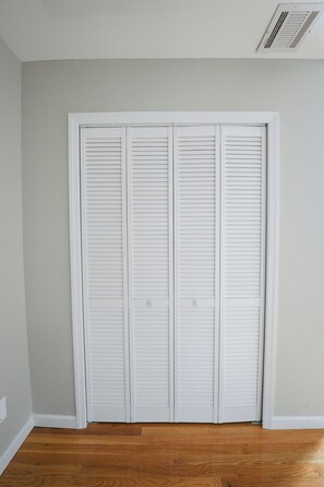 Double Room, Balcony, City View | Iron/ironing board, free WiFi, bed sheets - Newark Liberty Gem Brick House Apt 3 (Newark)