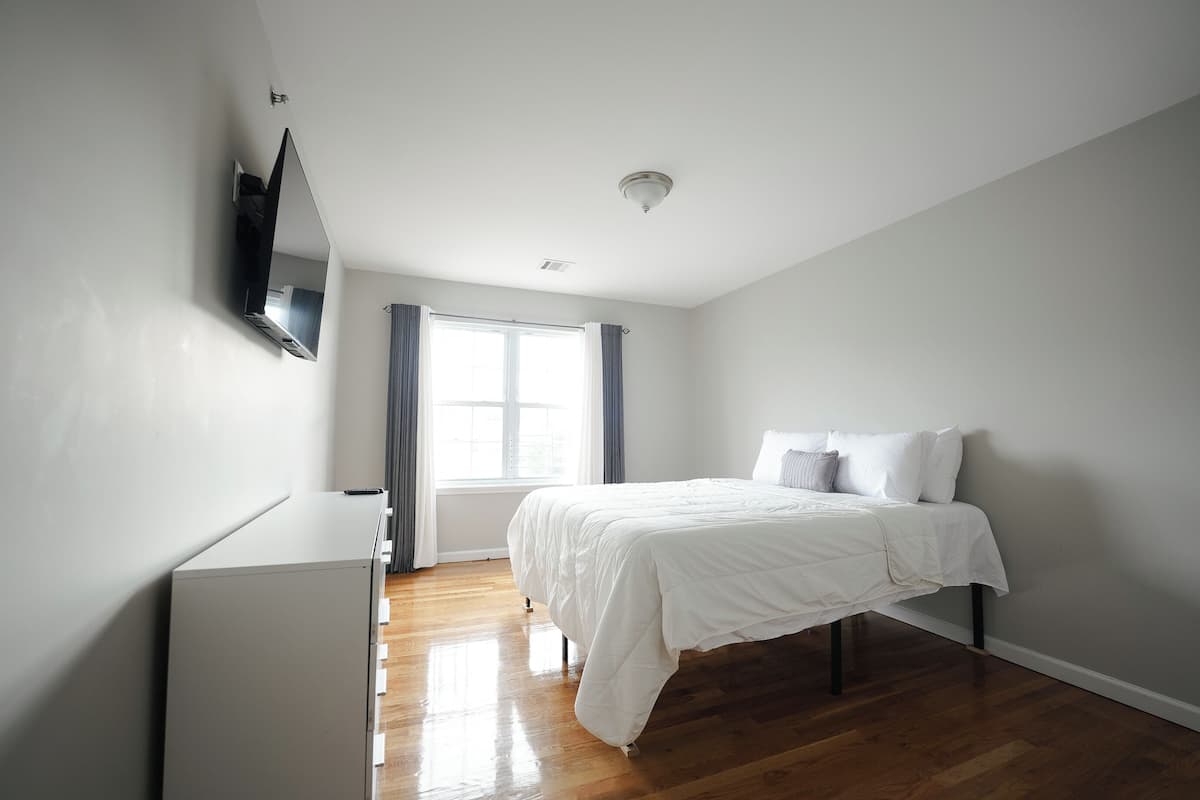 Iron/ironing board, free WiFi, bed sheets