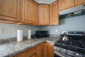 Double Room, Balcony, City View | Private kitchen - Newark Liberty Gem Brick House Apt 3 (Newark)