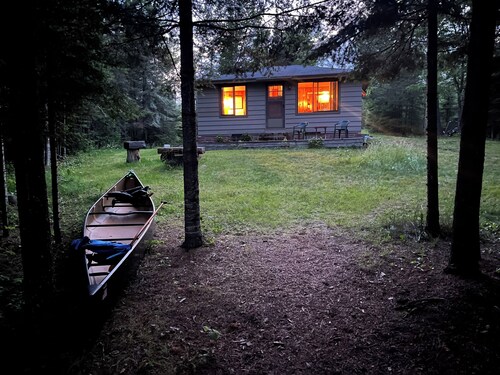 Charming vintage lakefront cabin w/ Wifi in BWCA