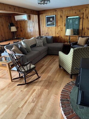 Smart-tv, een open haard en boeken