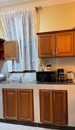 Microwave, oven, stovetop, dishwasher - Modern Living, Lavish yet mosquitoes free cozy private quite place (Kampala)