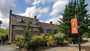 Front of property - Spacious Apartment in Thornton Road L (London)