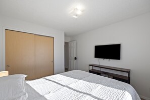 2 habitaciones, escritorio, tabla de planchar con plancha y wifi gratis 