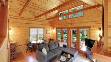 Een smart-tv, een open haard, een dvd-speler en boeken