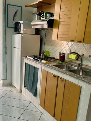 Private kitchen - Mega Monolocale Confortevole, Fresco e Accogliente al Centro di Olbia (Olbia)