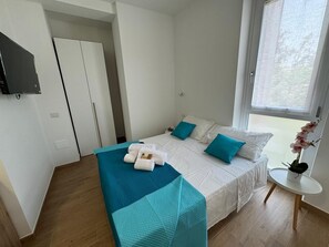 1 habitación, tabla de planchar con plancha, wifi gratis y ropa de cama