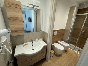 Ducha, secador de pelo, bidet, toallas