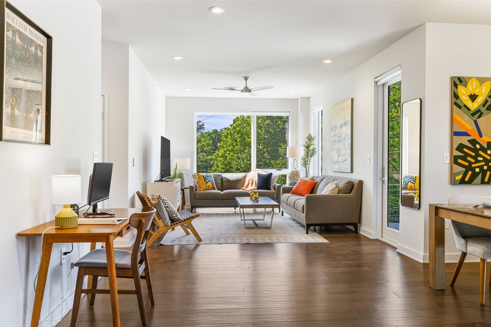 Smart TV, computer monitors