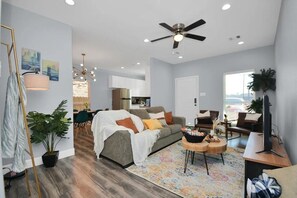 Living area - The Jonathan House (Houston)