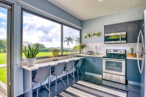 Kjøleskap, mikrobølgeovn, ovn og kokeplater