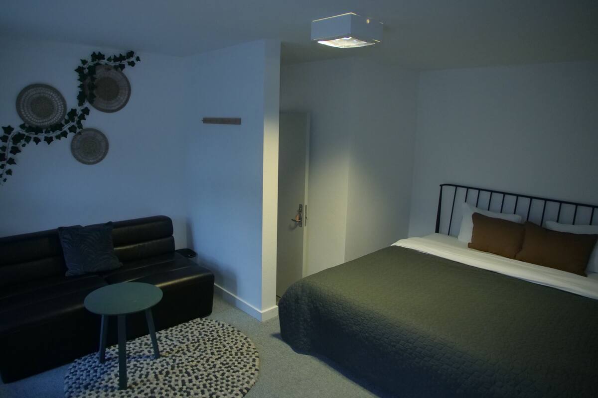 Deluxe Double Room | Desk, free WiFi, bed sheets