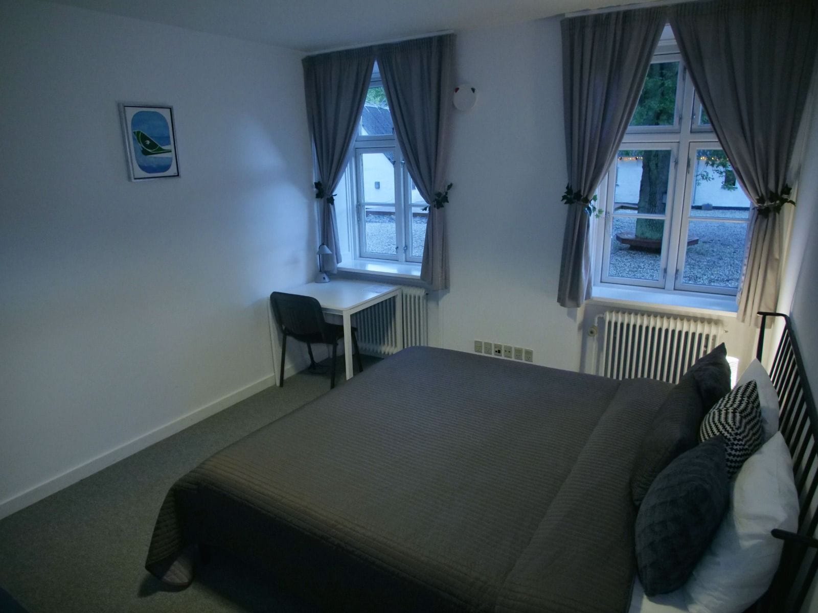 Escritorio, wifi gratis y ropa de cama 