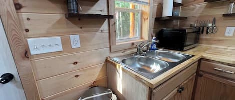 Réfrigérateur, micro-ondes, plaque de cuisson, cafetière/bouilloire