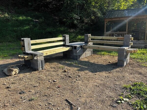 Un banco de madera con soportes de hormigón en un entorno natural.