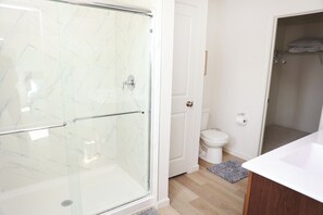 Dusj, håndklær, såpe og sjampo