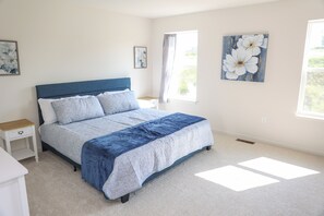 4 makuuhuonetta, työpöytä, Wi-Fi, vuodevaatteet