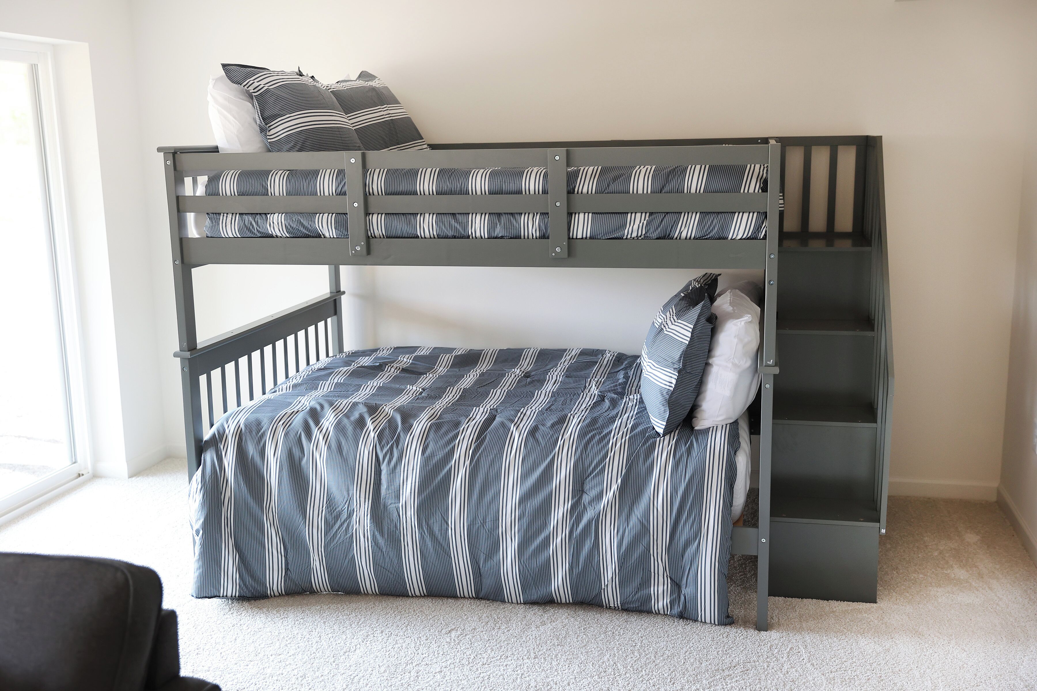 4 bedrooms, desk, WiFi, bed sheets
