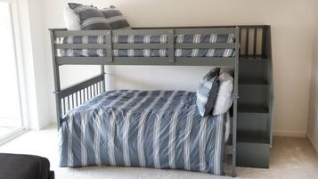 4 bedrooms, desk, WiFi, bed sheets