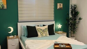 A modern bedroom with a bed, nightstands, a window with blinds, a ceiling light, and a wall-mounted plant. - Romantica Casa de Campo con Piscina Privada (fanduca cidra)