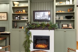 Interior - 4Bdrm Muskoka Retreat Fire Table, Games, Netflix (Port Carling)