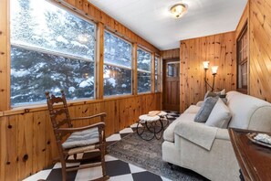Smart TV, fireplace, foosball, books - 4Bdrm Muskoka Retreat Fire Table, Games, Netflix (Port Carling)