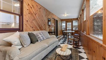 Smart TV, chimenea, futbolito y libros