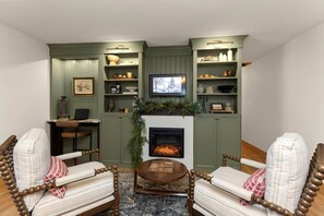 Smart TV, chimenea, futbolito y libros