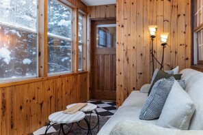4 habitaciones, tabla de planchar con plancha y cuna de viaje