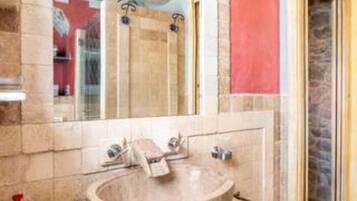 Comfort kamer, uitzicht op de binnenplaats | Badkamer