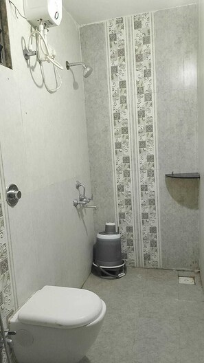 Shower, free toiletries, towels, toilet paper - Raj Resort Vapi (Vapi)
