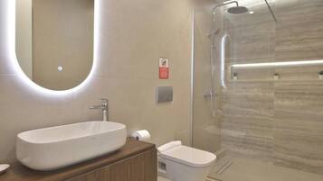 Een douche, een haardroger, handdoeken, zeep