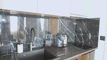 Een koelkast, een microgolfoven, een oven, een kookplaat