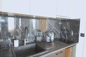 Fridge, microwave, oven, stovetop - Superior Apartment with City View (Athens)