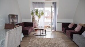 Una sala moderna con un sofá, una mesa de centro y una mesa de comedor.