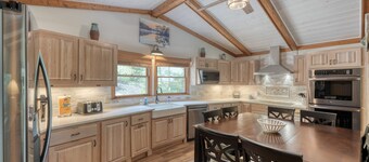 Miles Away Lakehouse- 3/2 with lake frontage, boat dock, newly renovated kitchen
