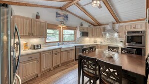 Una cocina moderna con armarios de madera, electrodomésticos de acero inoxidable y una isla grande con asientos.