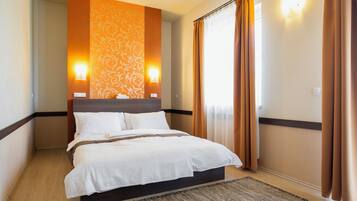 Dobbeltrom – superior, balkong, utsikt mot innsjø | Safe på rommet, blendingsgardiner, lydisolert og strykejern/-brett