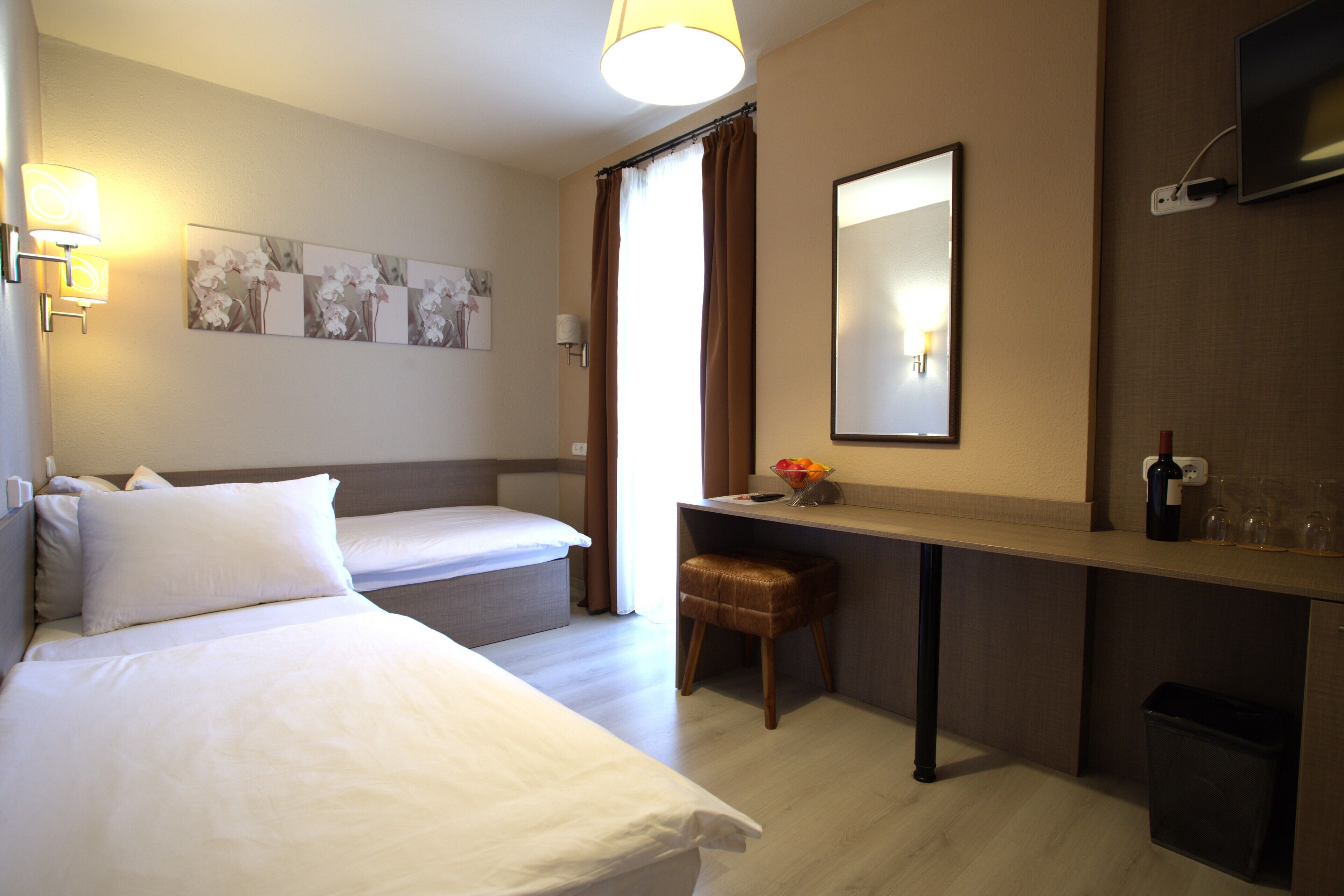 家庭三人房, 阳台, 部分湖景 | 客房内保险箱、遮光窗帘、隔音、熨斗/熨板