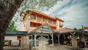 Une pizzeria avec une terrasse et un patio couvert.