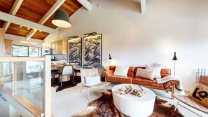 Smart TV, fireplace, DVD player, stereo - NEW LISTING! Mammoth Point #117 (2-Bedroom Condo) with Mountain view - Pets Allowed (Mammoth Lakes)