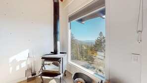 Interior - NEW LISTING! Mammoth Point #117 (2-Bedroom Condo) with Mountain view - Pets Allowed (Mammoth Lakes)