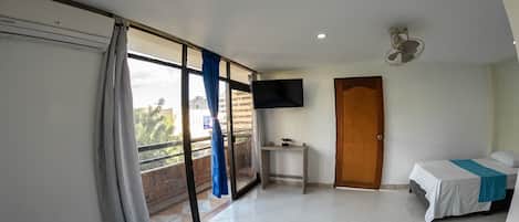 Bureau, espace de travail pour ordinateur portable, Wi-Fi gratuit