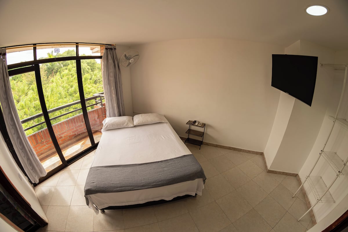 Executive-Doppelzimmer, Balkon, Stadtblick | Schreibtisch, laptopgeeigneter Arbeitsplatz, kostenloses WLAN