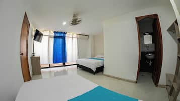 Schreibtisch, laptopgeeigneter Arbeitsplatz, kostenloses WLAN