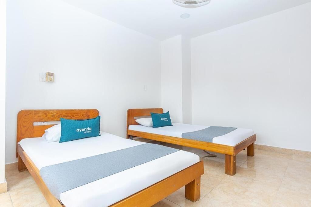 Executive Triple Room | Desk, laptop workspace, free WiFi, bed sheets