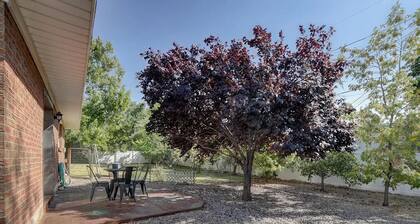 Cozy apartment in charming Moab Downtown with kitchen and great fruit backyard,