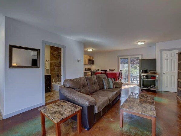 Smart TV - Cozy apartment in charming Moab Downtown with kitchen and great fruit backyard, (Moab)