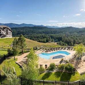 Una piscina al aire libre, una piscina climatizada