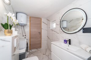 Dusche, Haartrockner, Handtücher